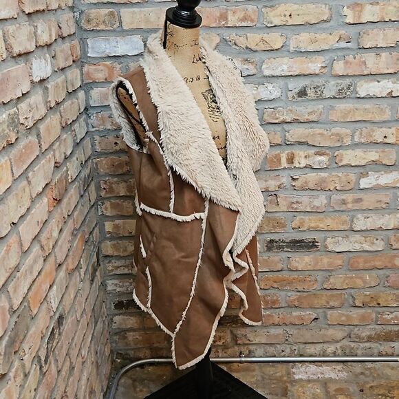 NWT Sioni Faux leather shearling style assymetrical hem vest size Medium - Picture 4 of 13